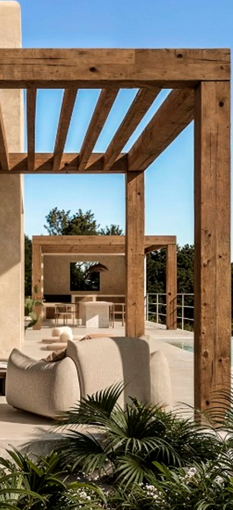Detalle de la pérgola de madera y la terraza de Marquesa House