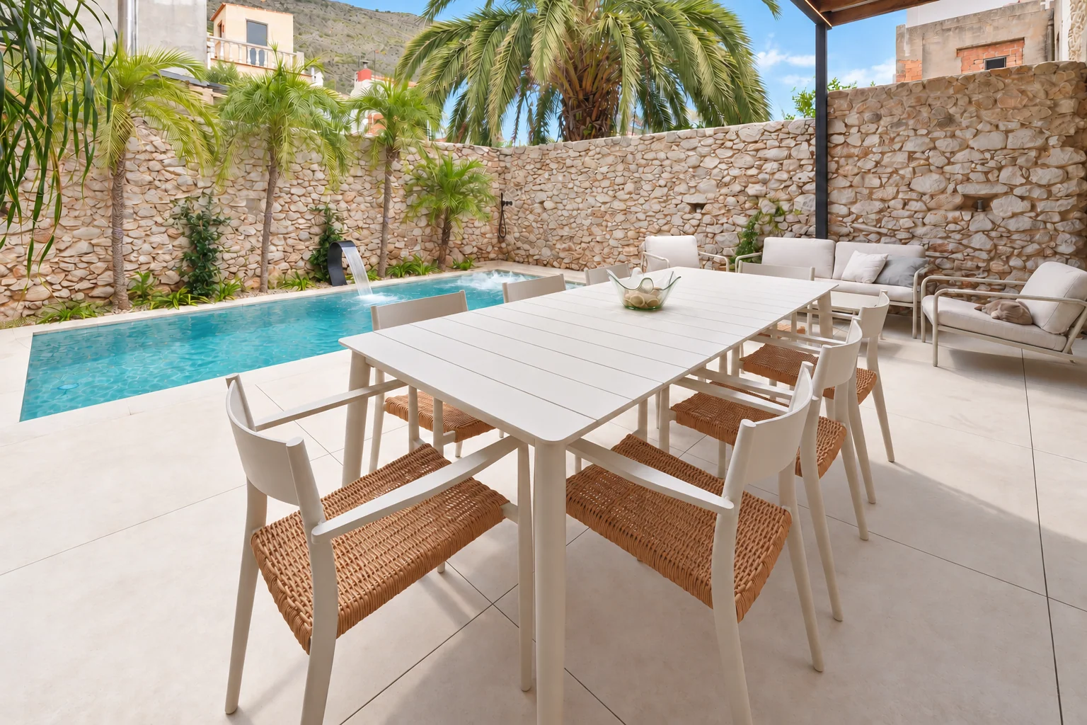 Comedor exterior bajo el porche junto a la piscina