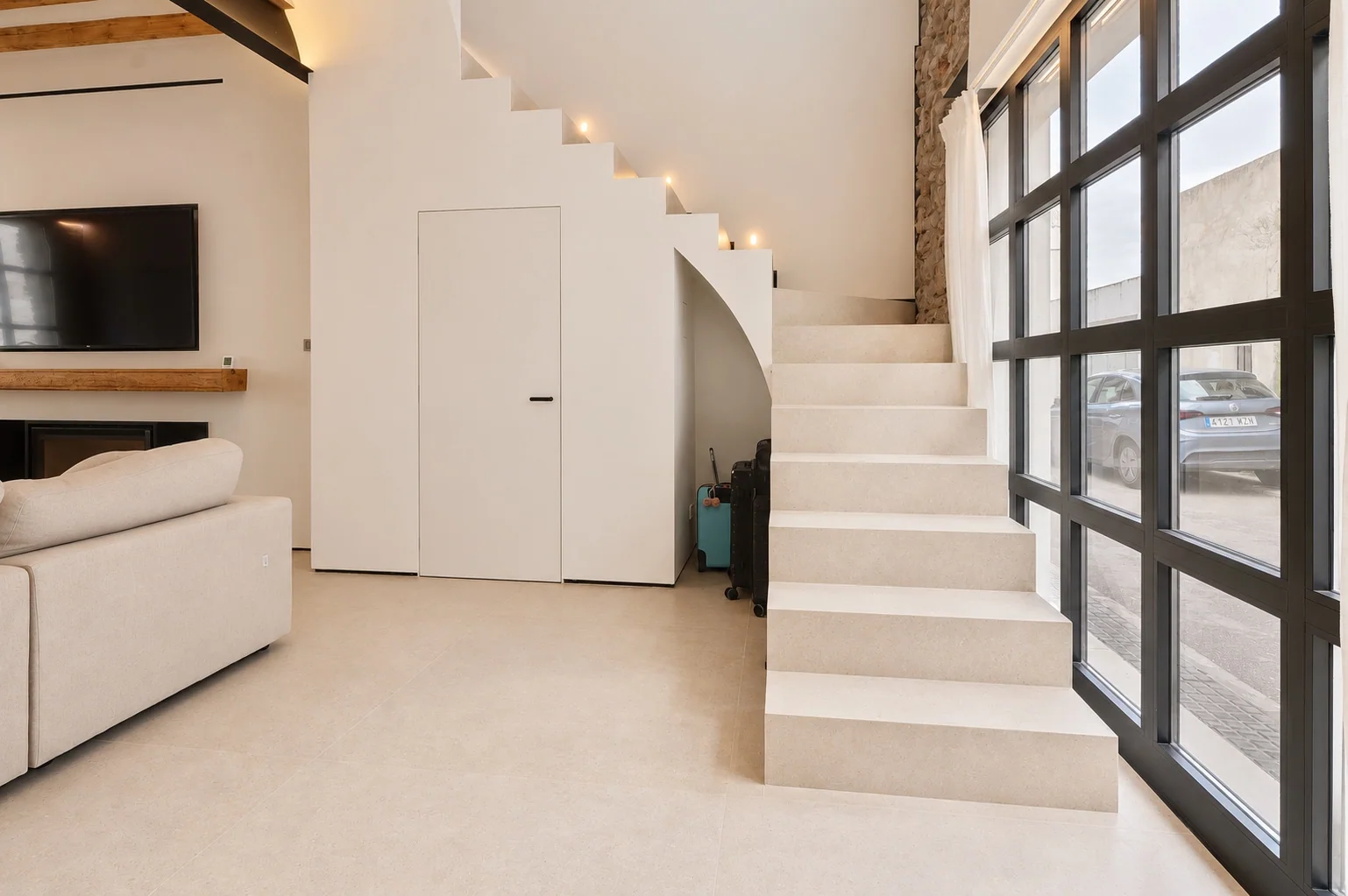 Escalera de tonos claros integrada en el salón
