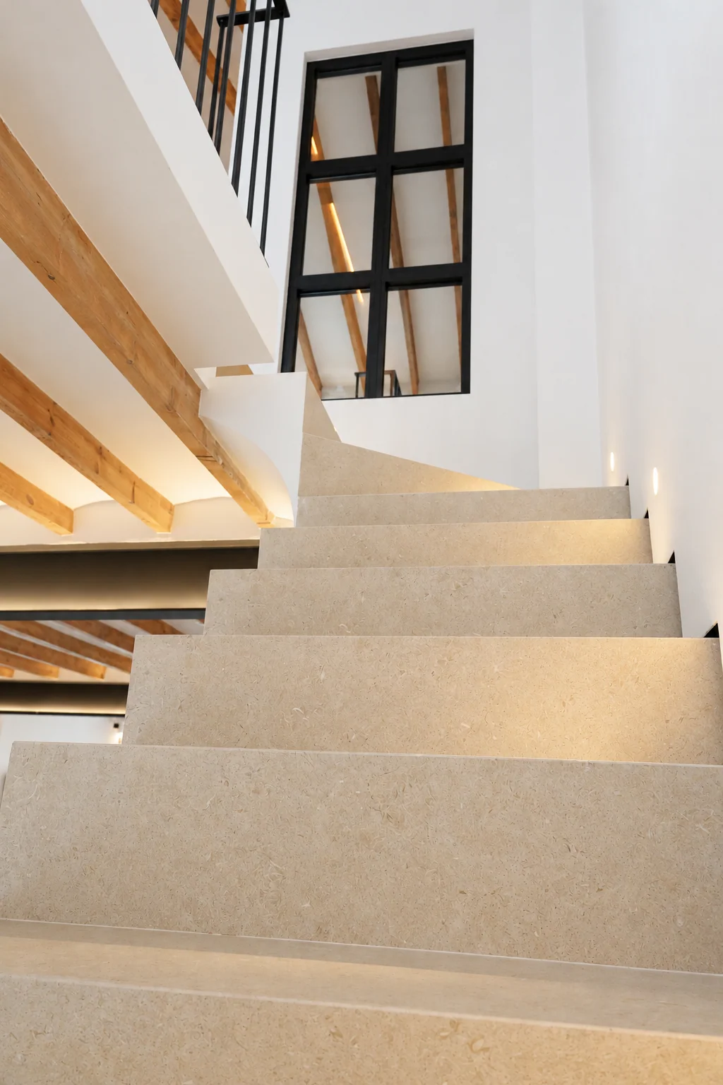 Escalera iluminada que comunica las plantas de la casa