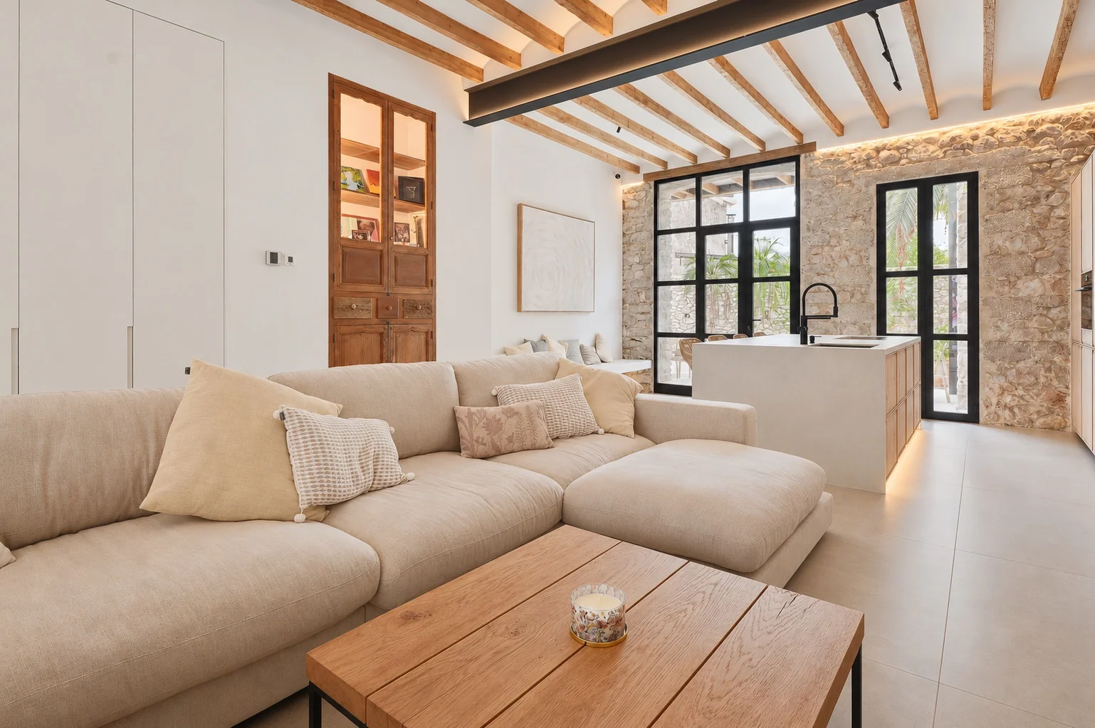 Sofá, mesa de madera y gran ventanal del salón