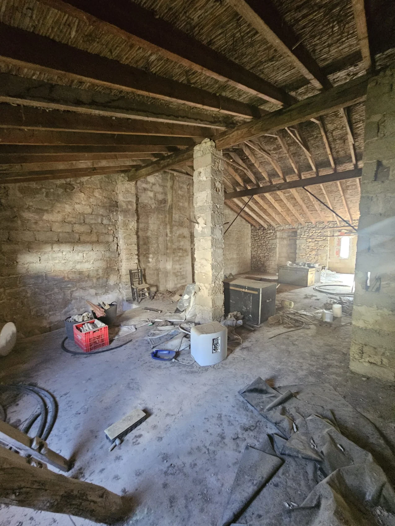Interior durante la obra con cubierta y muros a la vista
