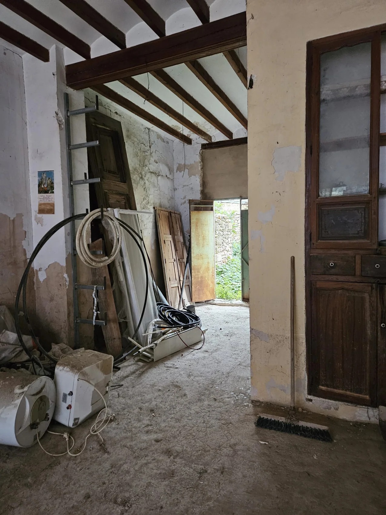 Estancia en obra con materiales y estructura de madera visible